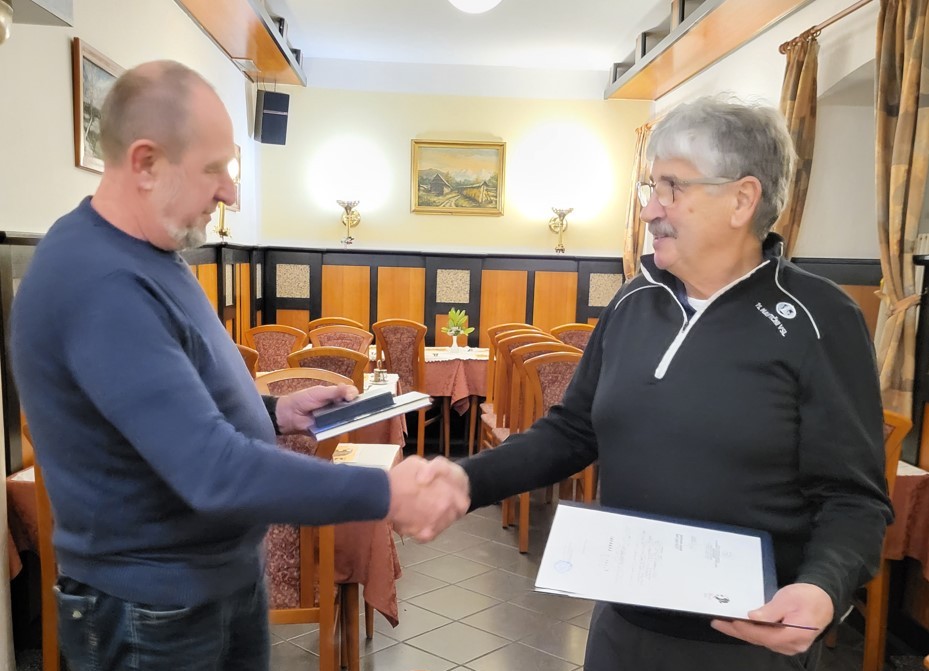 Podelitev priznanja tov. Emilu Grzinčiču