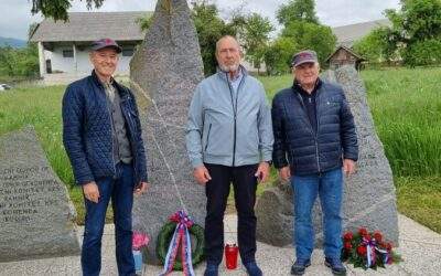Spominska slovesnost pri spomeniku v Komendski Dobravi