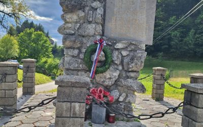 Položitev venca k spomeniku na Gradišču