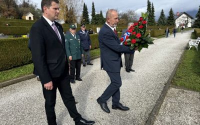 Polaganje cvetja k osrednjim kamniškim spomenikom